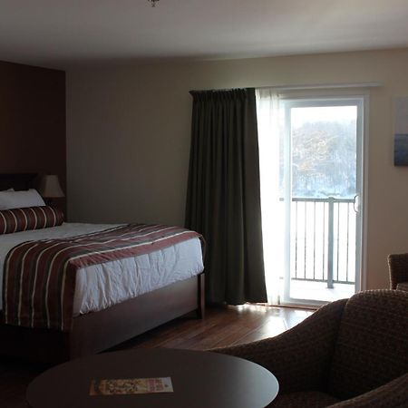 Lanes Riverhouse Inn & Cottages Montague Ruang foto